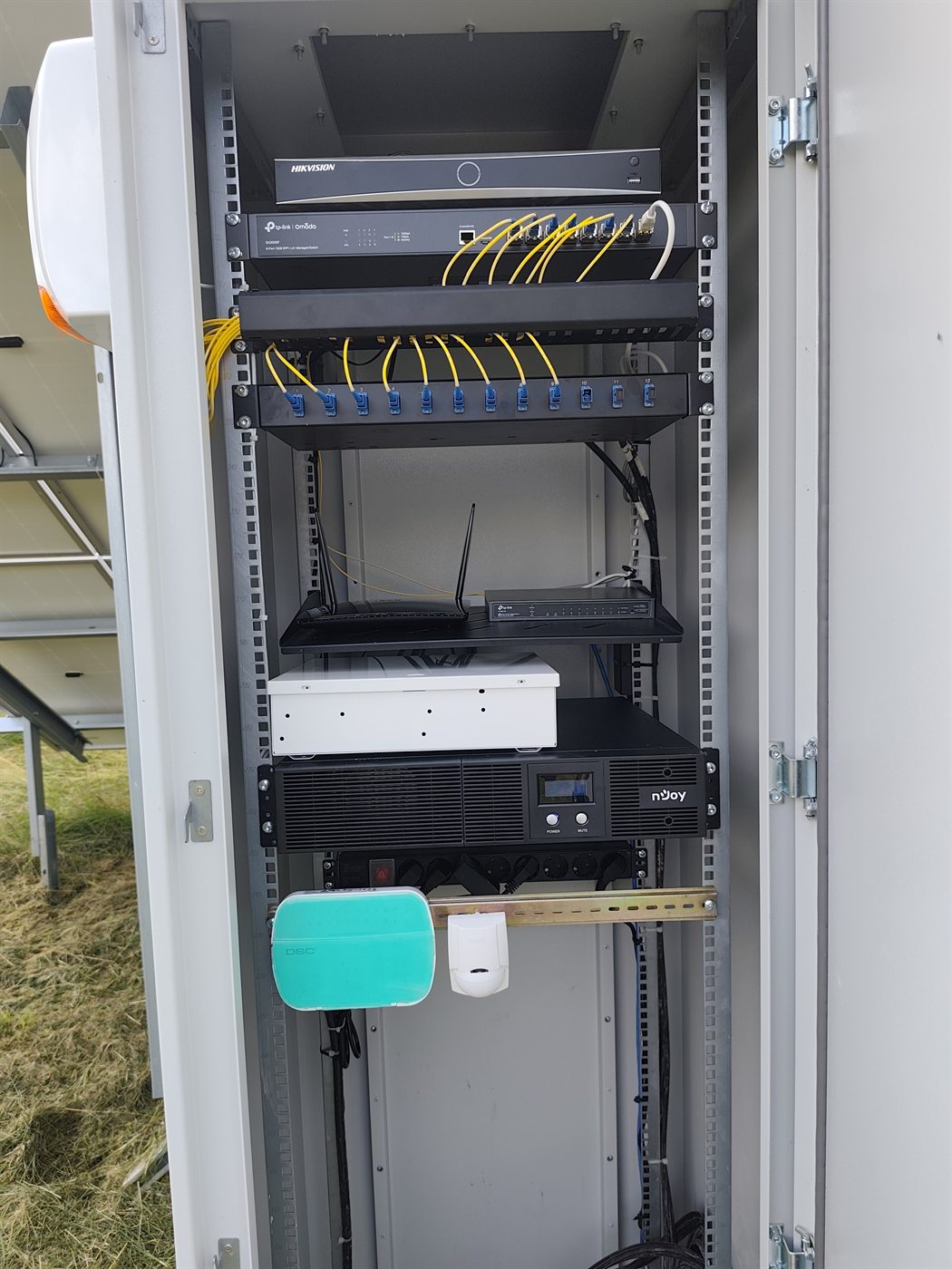 Rack telecom cu echipamente de rețea