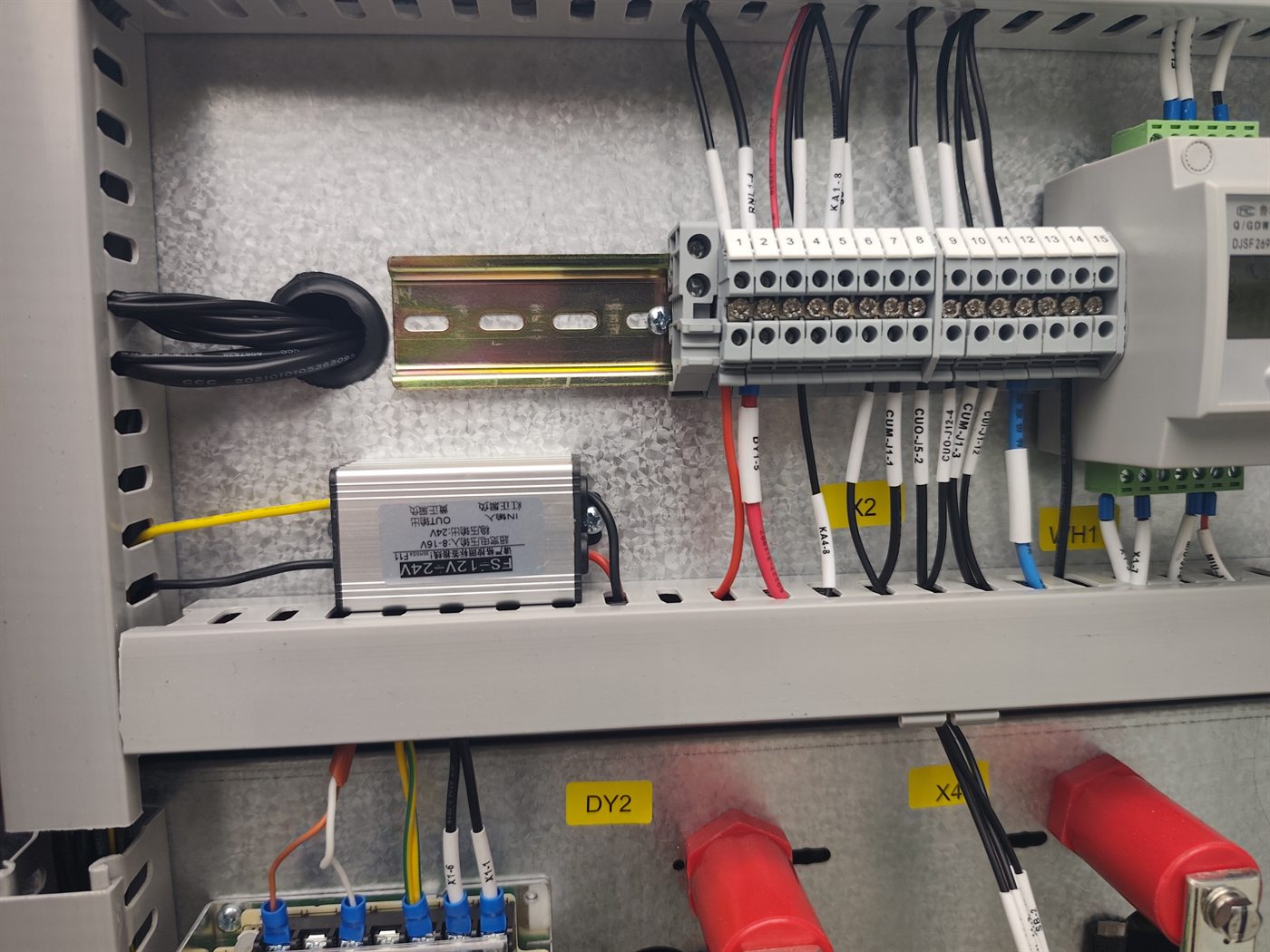 Tablou electric cu protecții și cabluri etichetate
